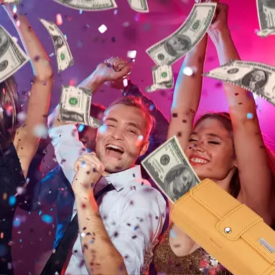 Пистолет для денег - кошелёк игрушка для банкнот.