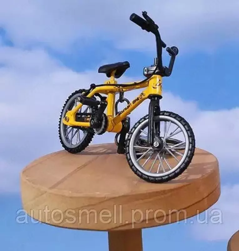 Брелок для ключей в виде велосипеда.