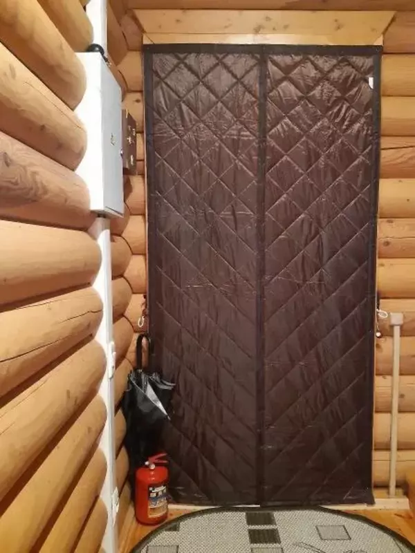 Теплоизоляционные магнитные шторы для входных дверей