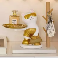 Плюшевый мишка с подносом и деревянной вешалкой.