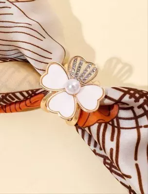 Зажим-кольцо для платка, палантина или шарфа.