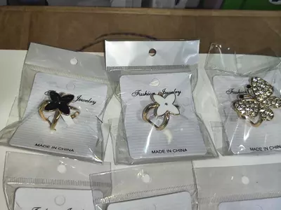 Зажим-кольцо для платка, палантина или шарфа.