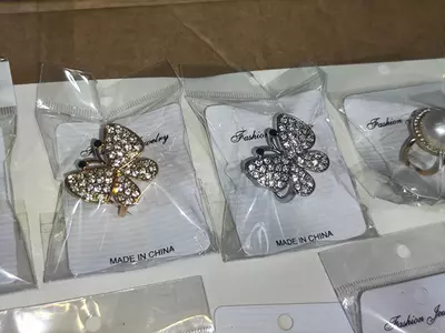 Зажим-кольцо для платка, палантина или шарфа.