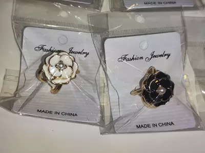 Зажим-кольцо для платка, палантина или шарфа.