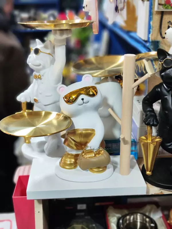  Плюшевый мишка с подносом и деревянной вешалкой. - 