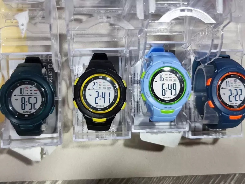 Электронные наручные детские часы.