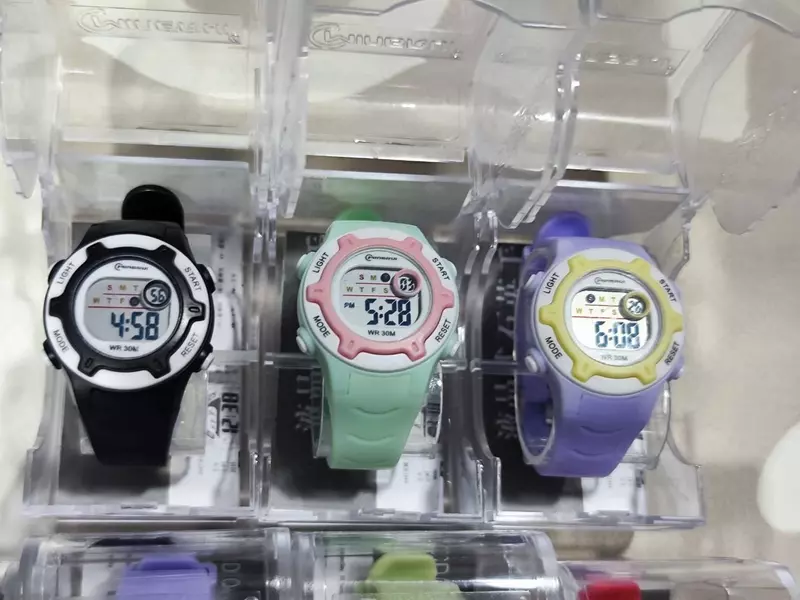   Электронные наручные детские часы.