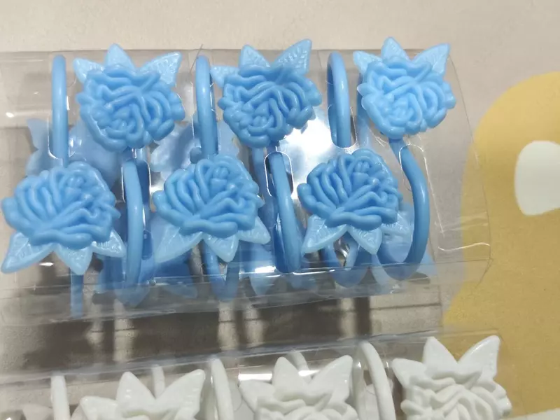 Крючки для штор с декором из роз.