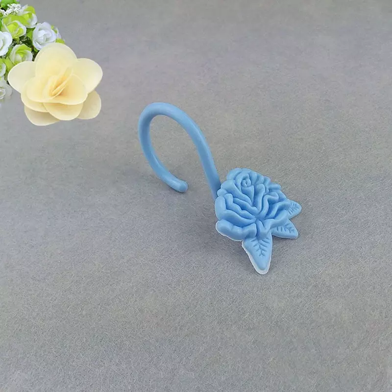 Крючки для штор с декором из роз.