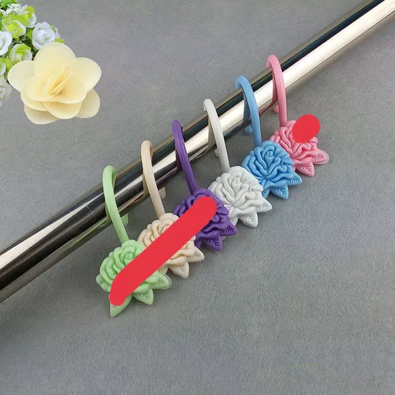 Крючки для штор с декором из роз.