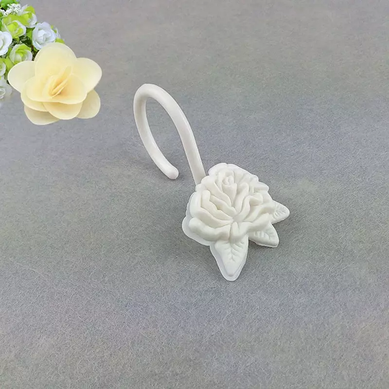 Крючки для штор с декором из роз.