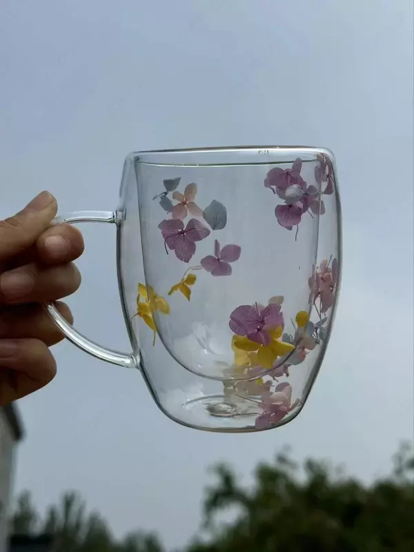 Стеклянная кружка с сухоцветами.