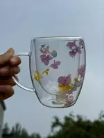 Стеклянная кружка с сухоцветами.