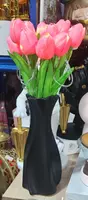 Керамическая вазы с искусственными тюльпанами