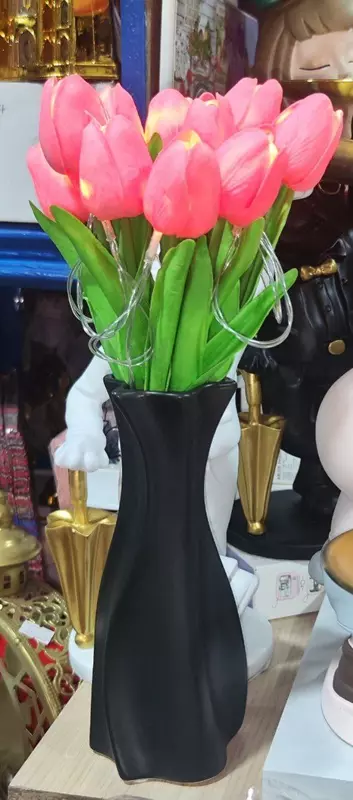 Керамическая вазы с искусственными тюльпанами