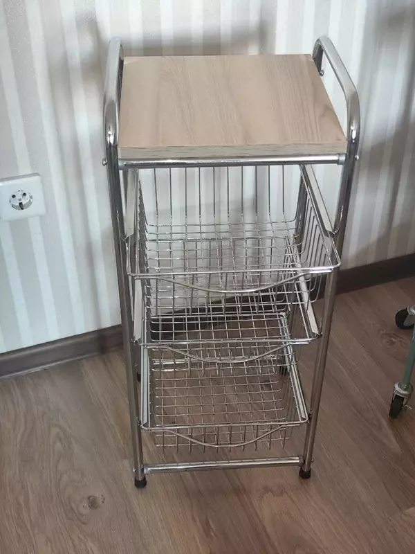 Трёхярусная металлическая этажерка.