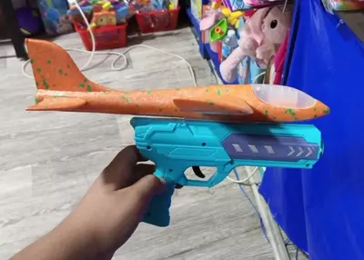 Самолет пистолет метательный.