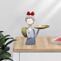  Статуэтка милой девочки с подносом и рюкзаком за спиной для хранения. - 