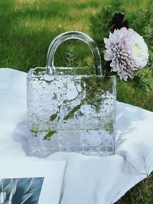 Оригинально декорированная ваза "Сумочка "