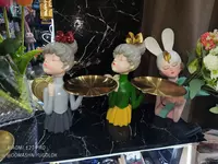  Статуэтка милой девочки с подносом и рюкзаком за спиной для хранения. Interyer haykalchalari