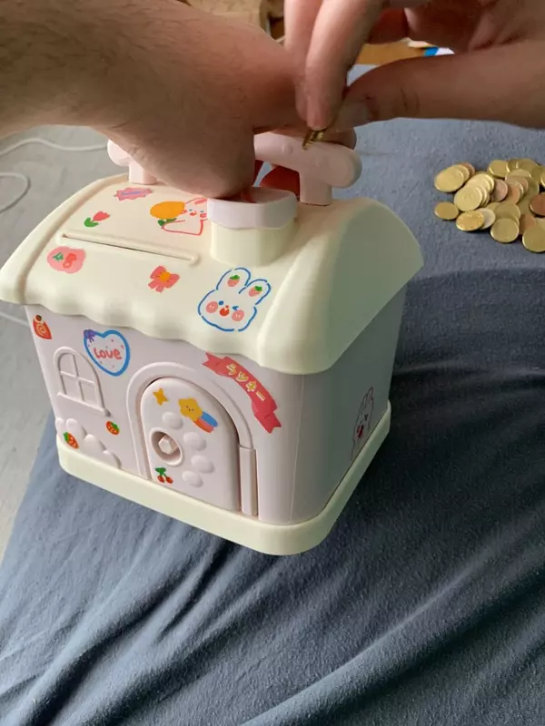 Детская копилка домик с наклейками для девочки.