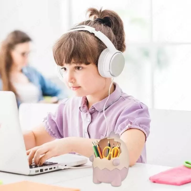 Органайзер в виде мультяшного динозавра в яичной скорлупе.