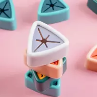 Самоклеящийся настенный держатель Треугольник (5х5 см) ЯТТ "Домашний Уголок"