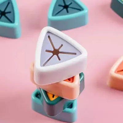 Самоклеящийся настенный держатель Треугольник (5х5 см) ЯТТ "Домашний Уголок"