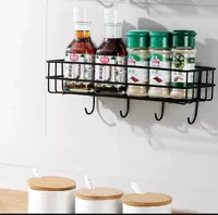 Настенная кованая полка с крючками для хранения.