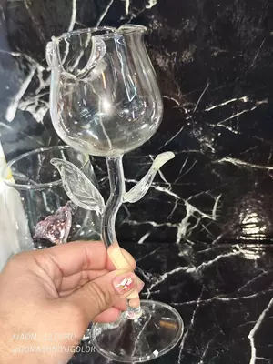 Стеклянный бокал для коктейля и вина цветок роза Бокал для коктейля и вина Роза идеально подойдет для домашней вечеринки, а также станет незабываемым подарком вашим родным и близким. Оригинальный диза