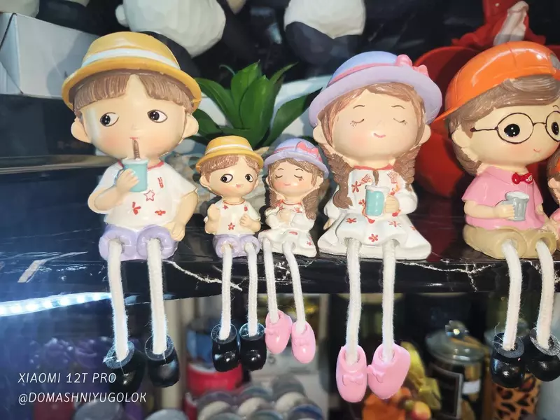 Статуэтки "Милая семья с висячими ножками"