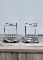 Колыбель Ньютона (маятник Ньютона) — механическая система  демонстрирующая  как закон сохранения энергии и импульса в действии  т.е. кинетическая энергия преобразуется в потенциальную и наоборот. Если