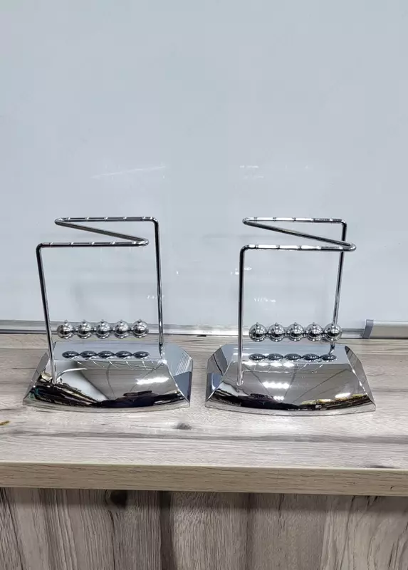 Колыбель Ньютона (маятник Ньютона) — механическая система  демонстрирующая  как закон сохранения энергии и импульса в действии  т.е. кинетическая энергия преобразуется в потенциальную и наоборот. Если