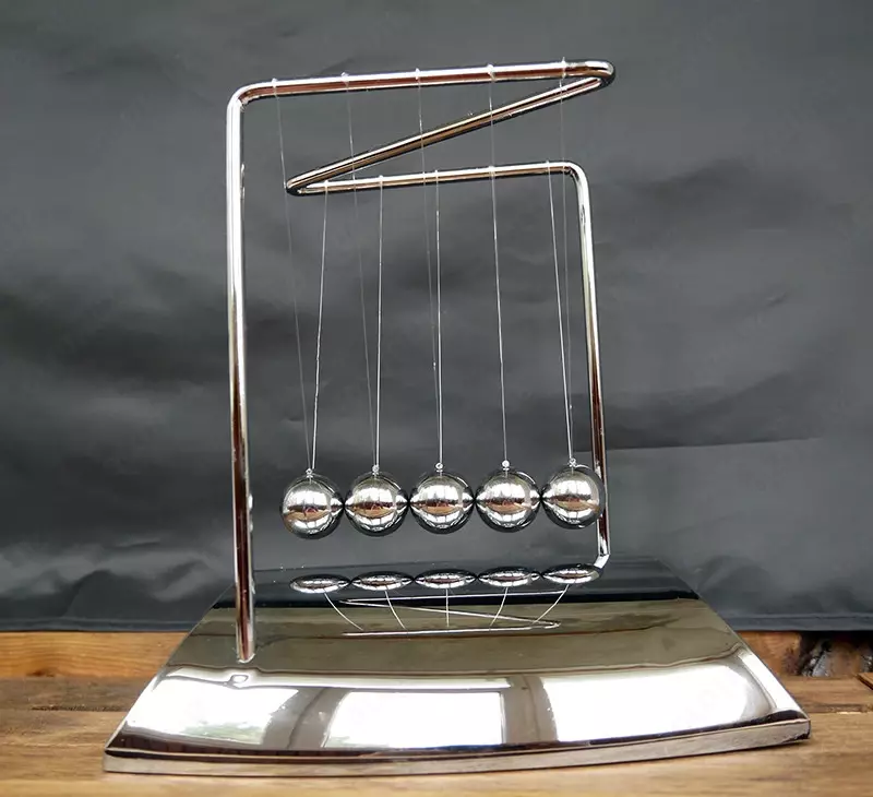  Колыбель Ньютона (маятник Ньютона) — механическая система  демонстрирующая  как закон сохранения энергии и импульса в действии  т.е. кинетическая энергия преобразуется в потенциальную и наоборот. Если - 