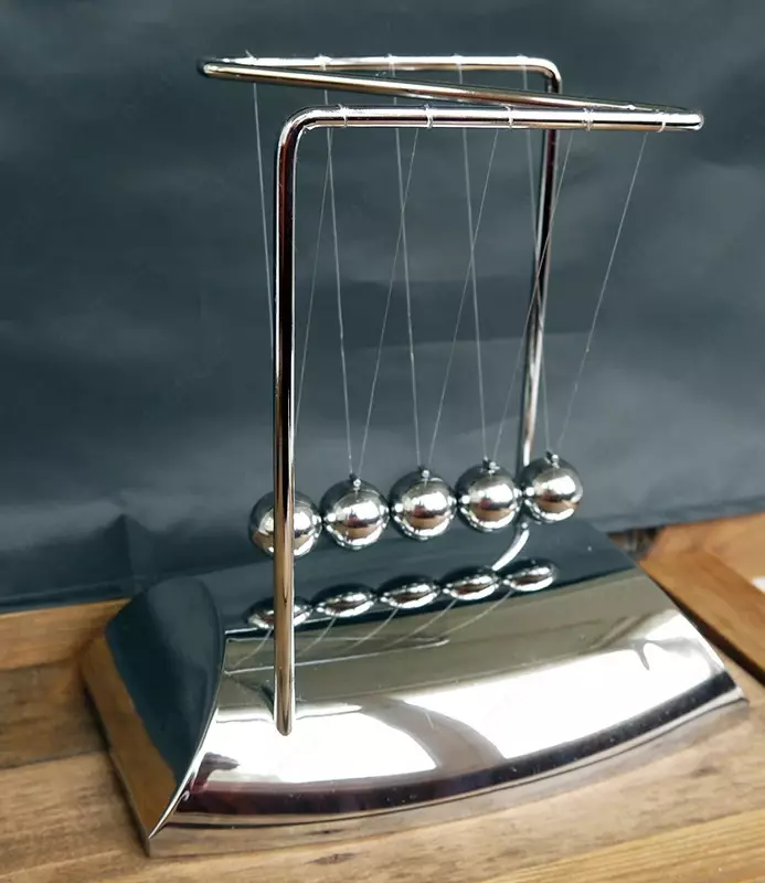  Колыбель Ньютона (маятник Ньютона) — механическая система  демонстрирующая  как закон сохранения энергии и импульса в действии  т.е. кинетическая энергия преобразуется в потенциальную и наоборот. Если Только в розницу