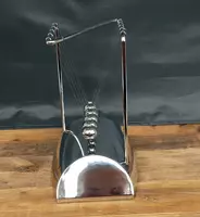  Колыбель Ньютона (маятник Ньютона) — механическая система  демонстрирующая  как закон сохранения энергии и импульса в действии  т.е. кинетическая энергия преобразуется в потенциальную и наоборот. Если Домашний Уголок