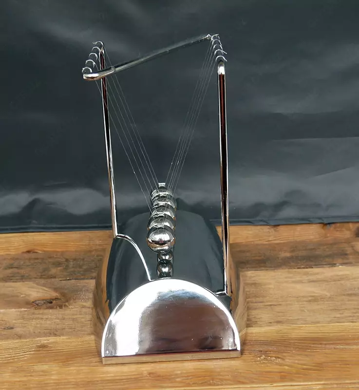  Колыбель Ньютона (маятник Ньютона) — механическая система  демонстрирующая  как закон сохранения энергии и импульса в действии  т.е. кинетическая энергия преобразуется в потенциальную и наоборот. Если Домашний Уголок