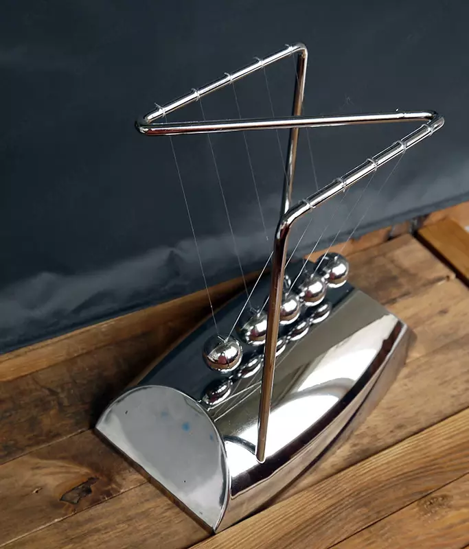  Колыбель Ньютона (маятник Ньютона) — механическая система  демонстрирующая  как закон сохранения энергии и импульса в действии  т.е. кинетическая энергия преобразуется в потенциальную и наоборот. Если - Домашний Уголок