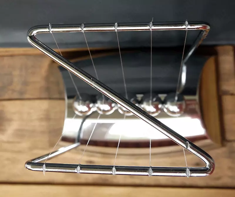  Домашний Уголок - Колыбель Ньютона (маятник Ньютона) — механическая система  демонстрирующая  как закон сохранения энергии и импульса в действии  т.е. кинетическая энергия преобразуется в потенциальную и наоборот. Если