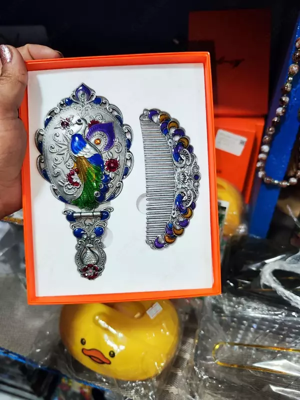 Шикарные подарочные наборы из зеркала и расчёски.