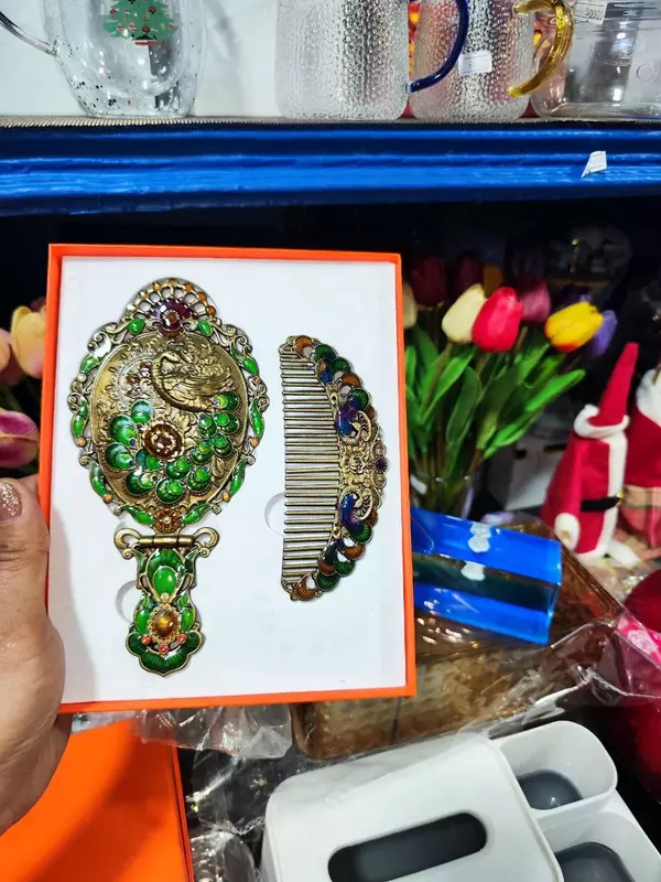 Шикарные подарочные наборы из зеркала и расчёски.