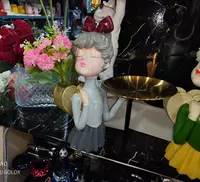  Статуэтка милой девочки с подносом и рюкзаком за спиной для хранения. - 