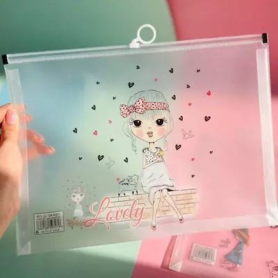 Прозрачная папка-сердце милой девушки