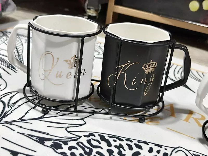 Парные керамические кружки на подставке.