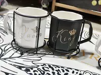 Парные керамические кружки на подставке.