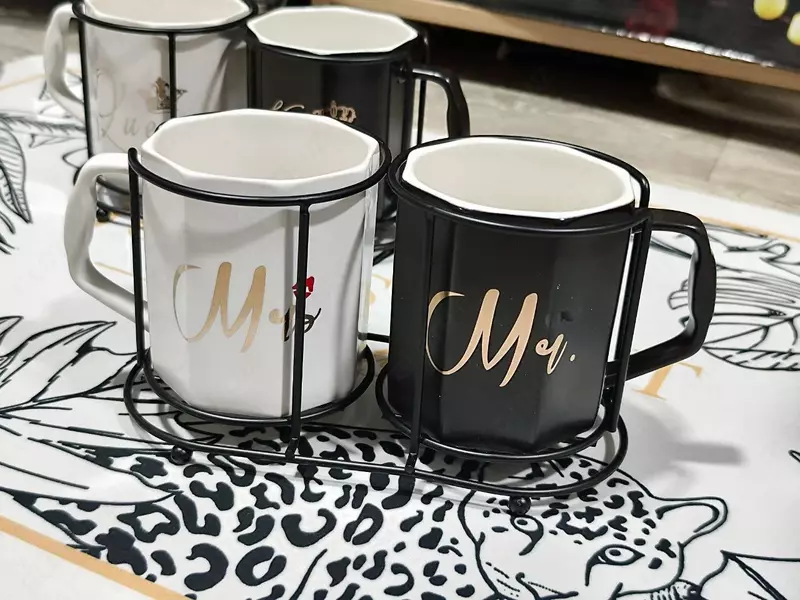 Парные керамические кружки на подставке.