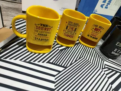 Керамическая кружка с желтым дизайном и отверстием для пончика/печенюшки