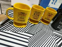 Керамическая кружка с желтым дизайном и отверстием для пончика/печенюшки