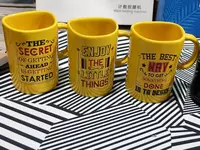 Керамическая кружка с желтым дизайном и отверстием для пончика/печенюшки - 65 000 сум