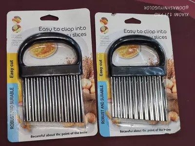 Многофункциональный рифлённый нож для фигурной нарезки овощей и фруктов.